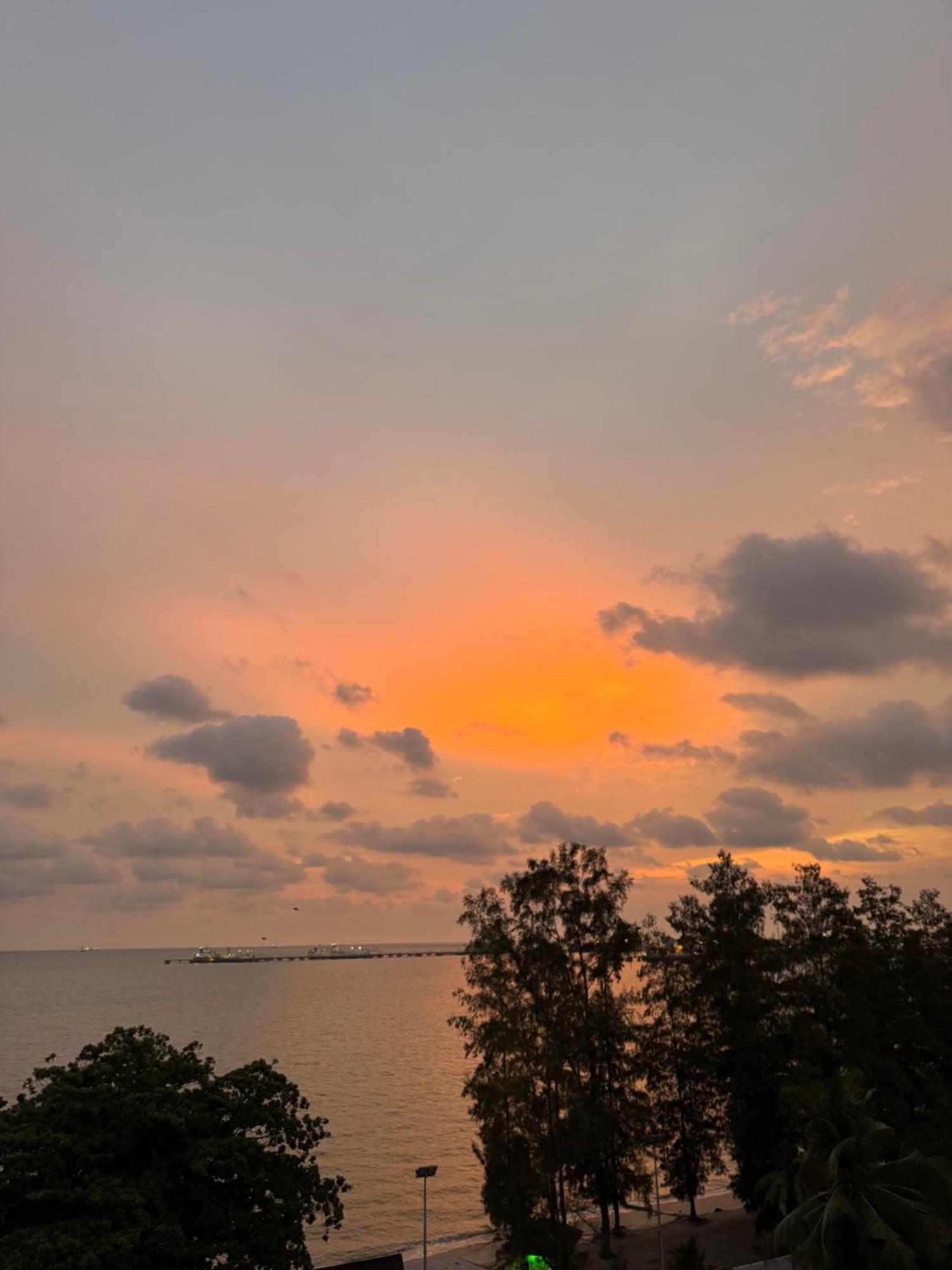 2Br Apartment - Beachfront - Corner Unit - Netflix - Unifi 300Mbps - Mutiara Melaka Pantai Puteri * Malacca